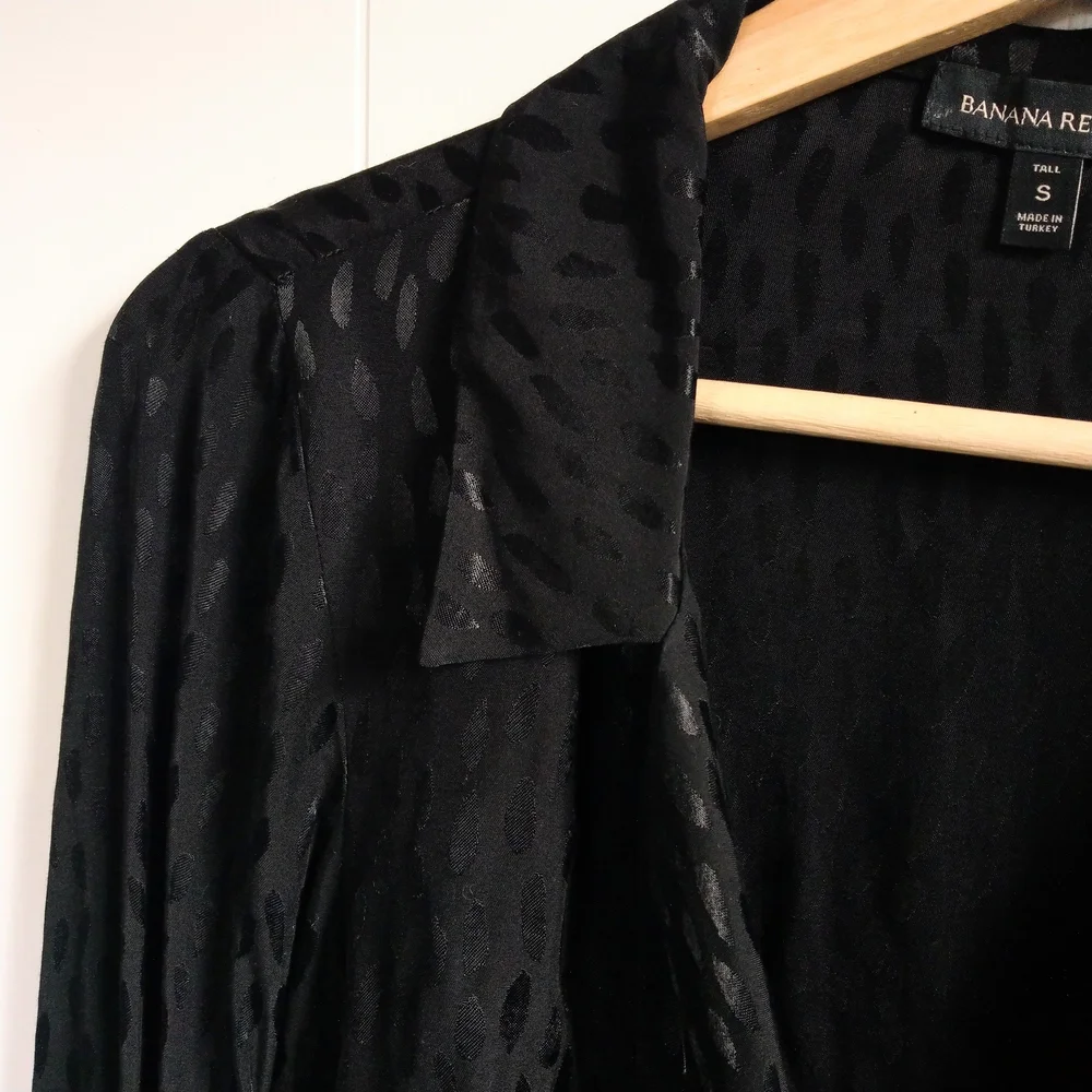 ☆ BANANA REPUBLIC Spotted Tie-front Blouse